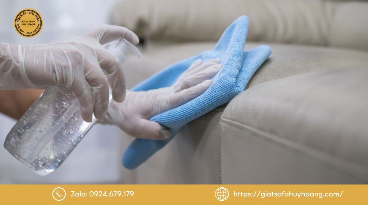 Tẩy vết bút bi bằng dung dịch/chai vệ sinh chuyên dụng