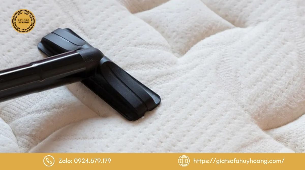 Tháo ga giường và hút sạch bụi bề mặt