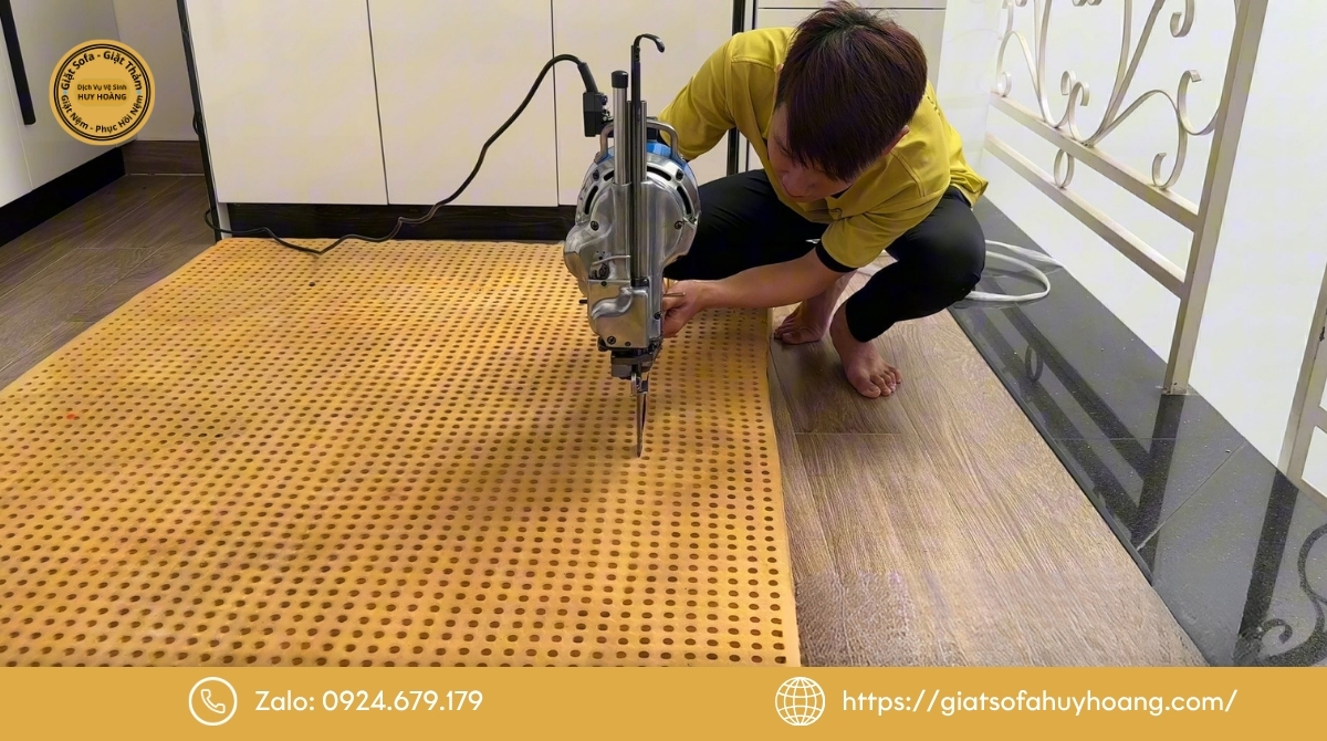 Hình ảnh cắt nệm tại Vệ sinh Huy Hoàng