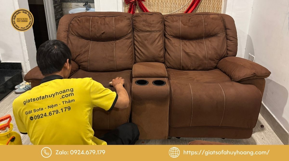 Khi nào bạn không nên tự vệ sinh ghế sofa da tại nhà?