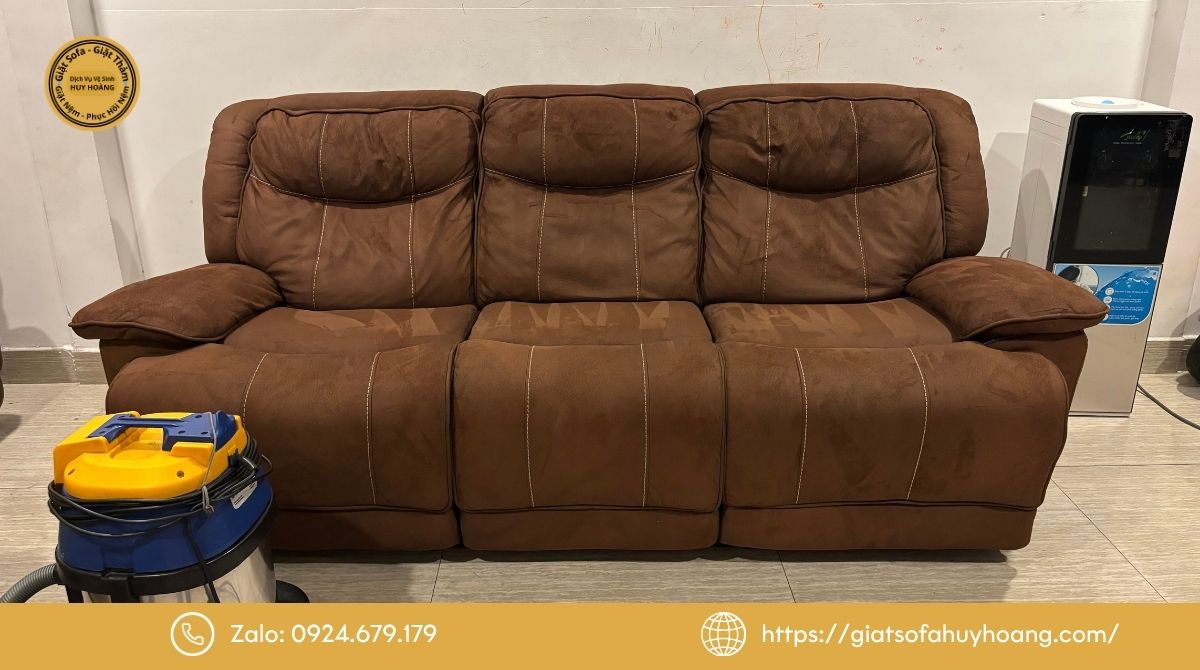 Hình ảnh thực tế dịch vụ vệ sinh sofa da tại Huy Hoàng
