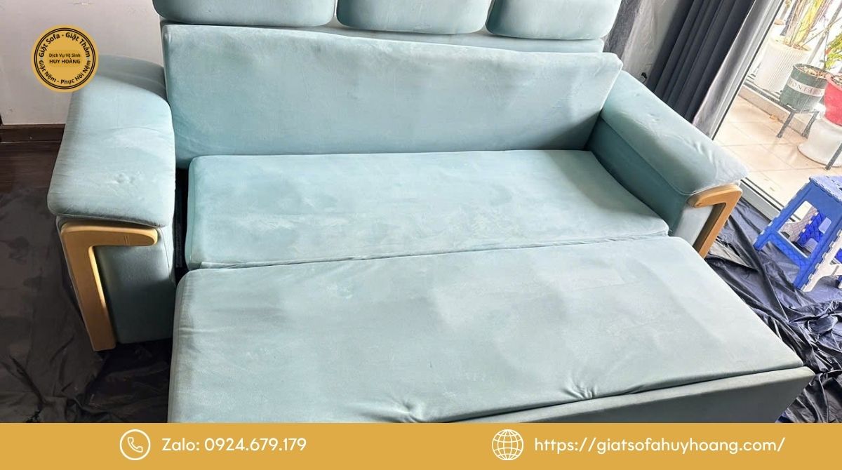Sofa trở thành tấm canvas của hai cậu nhóc