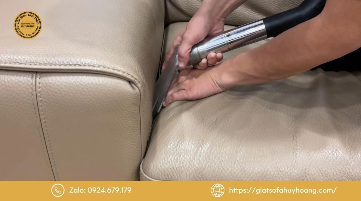 Quy trình vệ sinh sofa da thật thực tế tại Sài Gòn Pearl