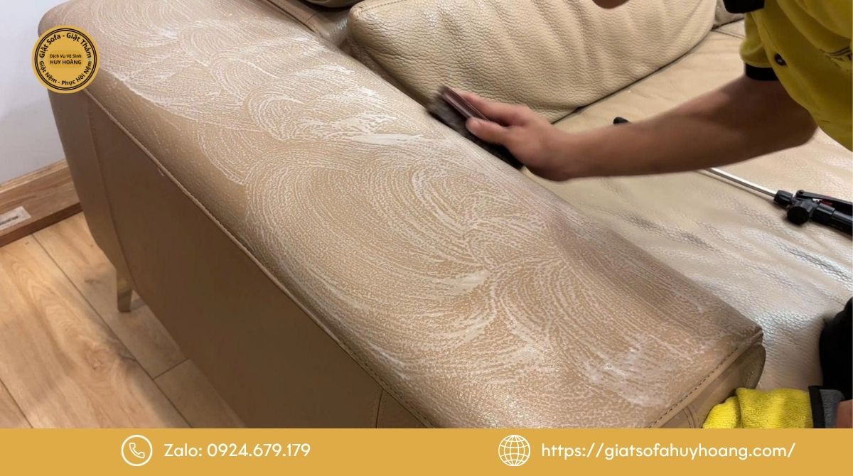 Quy trình vệ sinh sofa da thật thực tế tại Sài Gòn Pearl